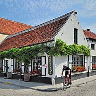 Restaurants en typische witte huisjes in het dorpje Lissewege, België
